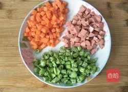 Illustration of how to make golden vegetable fried rice 1