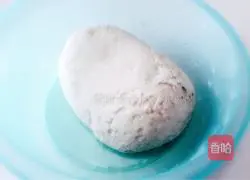 Illustration of how to fry crispy butter sesame cakes 1