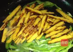 Illustration of how to make fried green pepper corn cakes 4