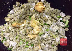 Illustration of how to make Yuqian egg fried rice 8