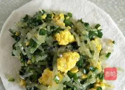 Illustration of how to make big steamed buns with three fillings (leeks, vermicelli, eggs)