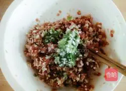 Illustration of how to make cabbage and pork wontons 5