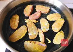 Illustration of how to make golden steamed bun slices 6