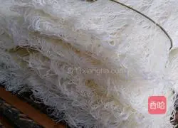 Illustration of how to make handmade rice noodles 1