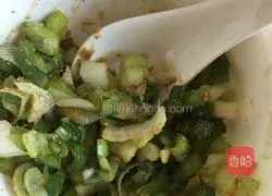 Illustration of how to make hot noodles and scallion pancakes 4