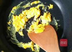 Illustration of how to make butter and egg fried rice 2