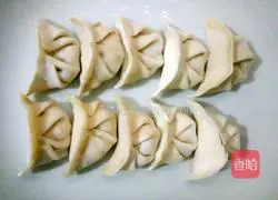 Fry Illustration of how to make quick-frozen dumplings 1