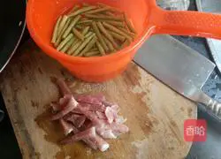 Illustration of how to make fried noodles with shredded beans and pork 2