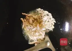 Fried noodles with fried tofu and shredded pork Practice illustration 4