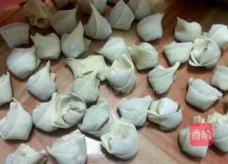 Illustration of how to make celery and meat dumplings 8