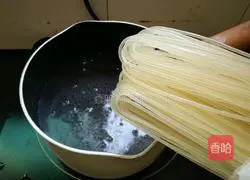 Illustration of how to make spicy crayfish flavored snail noodles 4