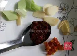 How to make fish-flavored fried rice Illustration 3