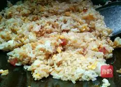 Illustration of how to make sausage and egg fried rice 10