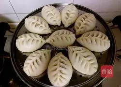 Illustration of how to make mutton and radish stuffed buns 17