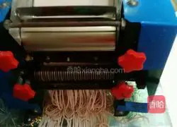 Illustration of how to make noodles with a chef's machine 7