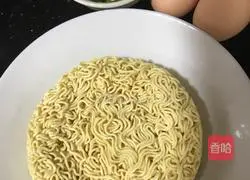 Illustration of how to make instant noodles, egg and scallion pancakes 1
