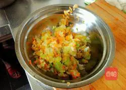 Illustration of how to make cabbage and pork wontons 4