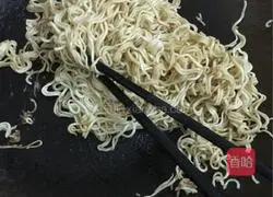 Illustration of how to make soy sauce fried noodles 9