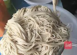 Illustration of how to make noodles with scallion oil and poached eggs 4