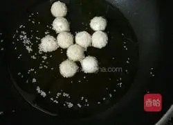 Illustration of how to make fried glutinous rice balls 4