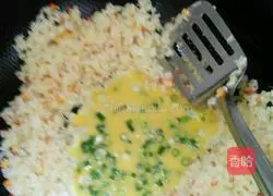 Illustration of how to make mung bean sprouts and egg fried rice 12