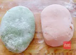 Illustration of making couple's slipper buns 6