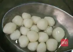 Illustration of how to make Tangyuan with sugar water 6