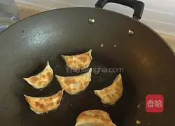 Illustration of how to make pan-fried leek and water chestnut dumplings 4