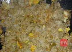 Illustration of how to make fried rice with mustard shreds and eggs 3