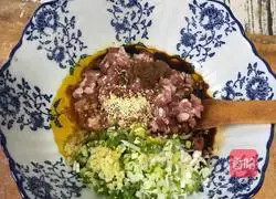 Illustration of making yellow mushroom, celery and pork dumplings 7