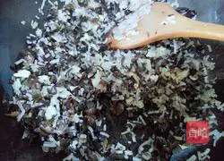 Illustration of how to make leek and egg vermicelli dumpling filling 10