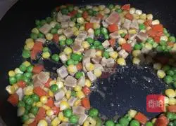 Illustration of how to make pineapple fried rice 8