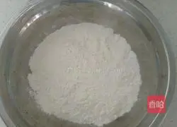 Illustration of how to make cake crust with hands 1