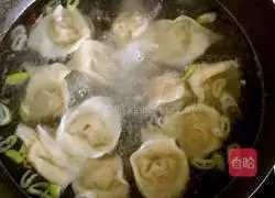 Illustration of how to make shrimp and parsley wontons 18