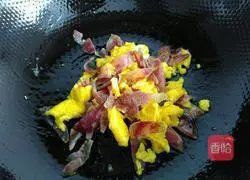 Illustration of how to make sausage and egg fried rice 4