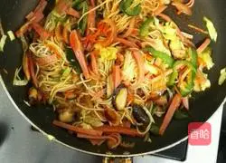 Illustration of how to make special fried noodles 9