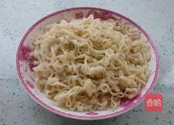 Illustration of how to make simple egg and tomato fried noodles 3