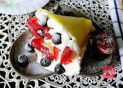 Illustration of how to make cream strawberry crepe 10