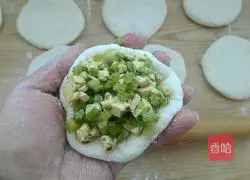 Illustration of how to make celery and dried bean buns 8