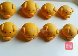 Illustration of how to make Lucky Golden Pig Steamed Buns 11