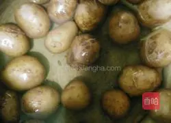 Illustration of how to make potato pancakes 1