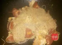 Illustration of how to make tomato and egg fried noodles 9