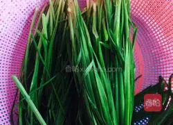 Illustration of how to make fried dumplings with chives and eggs 1