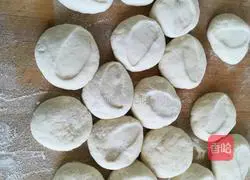 Illustration of how to make leek, egg and meat buns 6