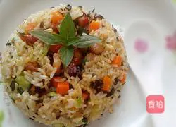 Illustration of how to make barbecued pork and fungus fried rice 11