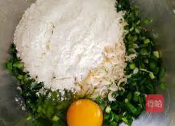 Illustration of how to make chive egg pancakes 9