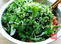 Illustration of how to make chicken and coriander dumplings 14