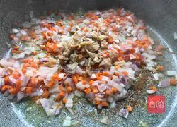 Salted fish and chicken cubes Illustration of how to make fried rice 9