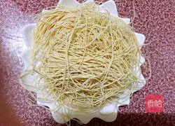 Illustration of how to make stir-fried noodles with cabbage 3