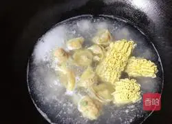 Illustration of how to make wonton noodles with minced pork in oil residue 10